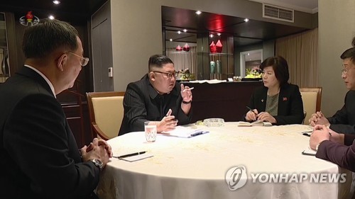 보고받으면서도 담배 피우는 김정은 위원장
