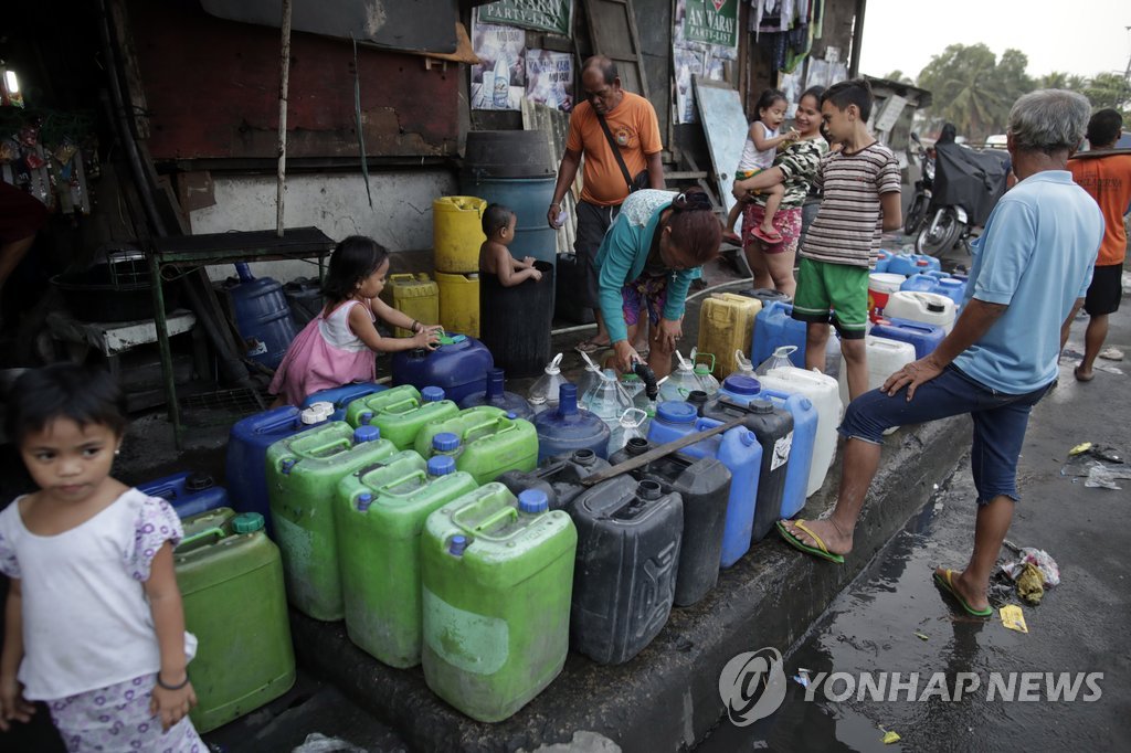 빈 물통 갖다 놓고 수돗물 차례 기다리는 마닐라 주민들