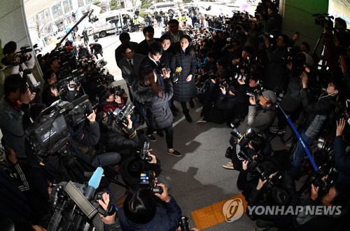 경찰청 들어서는 '성접대 의혹' 승리
