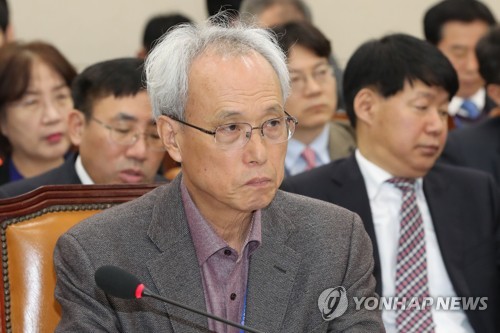 질의 듣는 문성현 경사노위 위원장