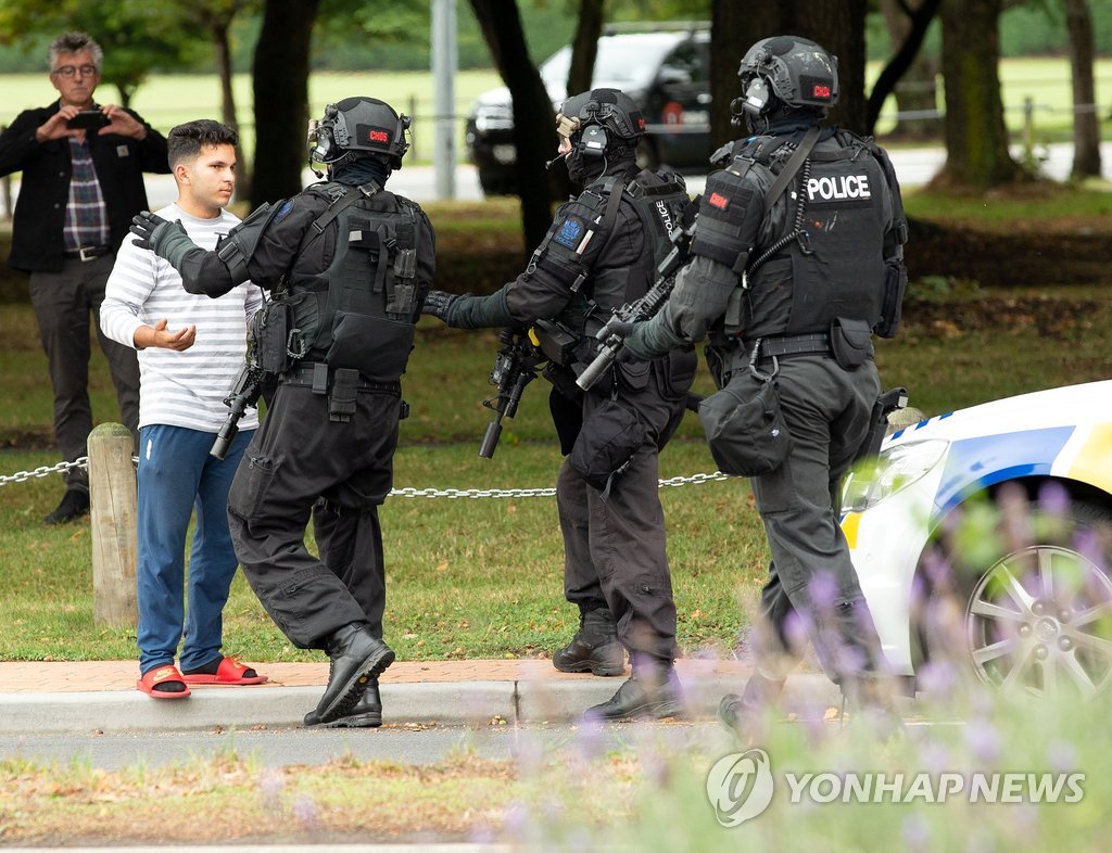 모스크 총격현장 통제하는 뉴질랜드 경찰…"49명 사망·40여명 부상"