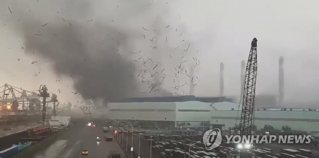 강풍에 날아가는 현대제철 당진공장 지붕