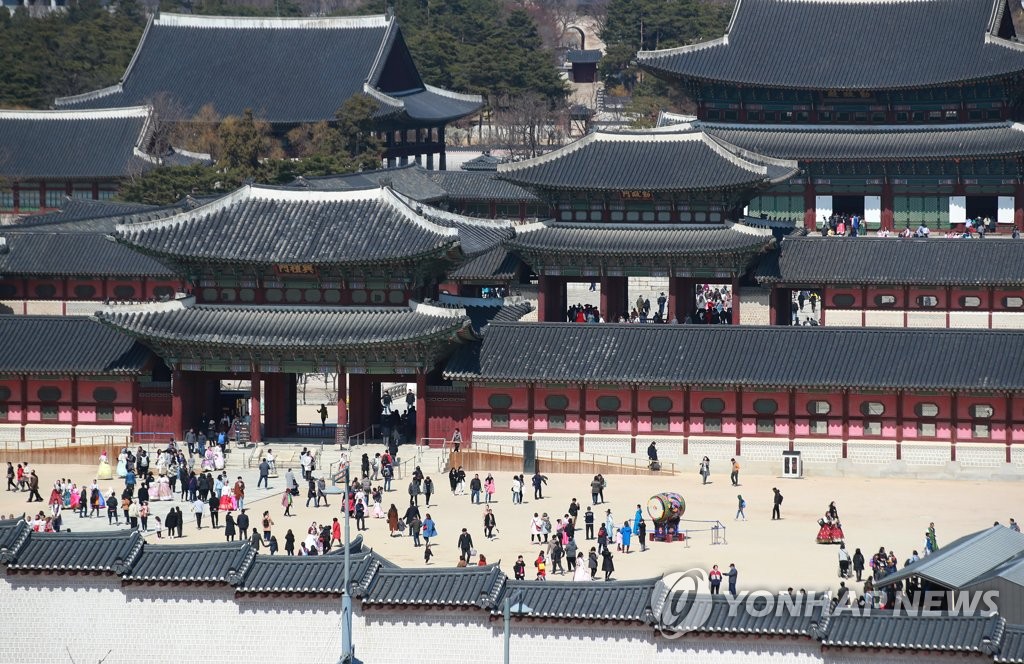 북적이는 휴일 고궁