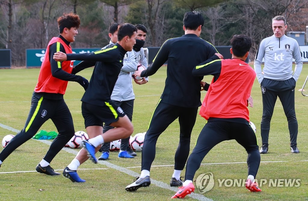 선수들 훈련 모습 지켜보는 벤투 감독