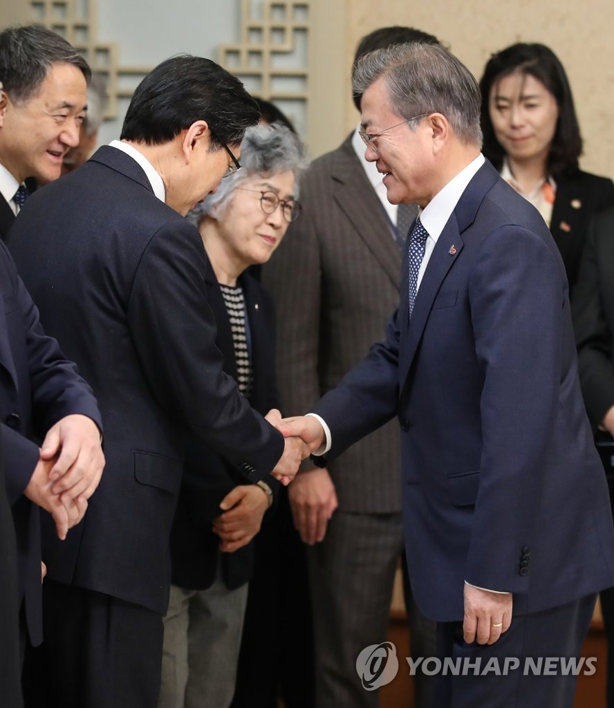 박상기 법무부 장관과 악수하는 문 대통령