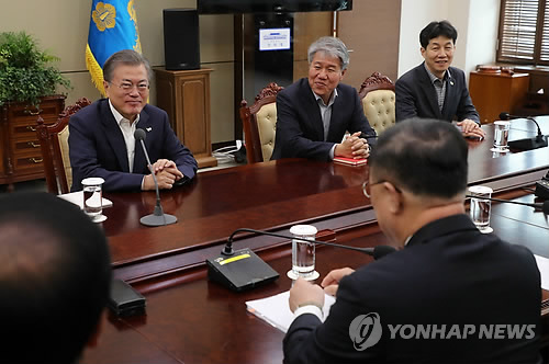 문 대통령, 홍남기 경제부총리로부터 현안보고