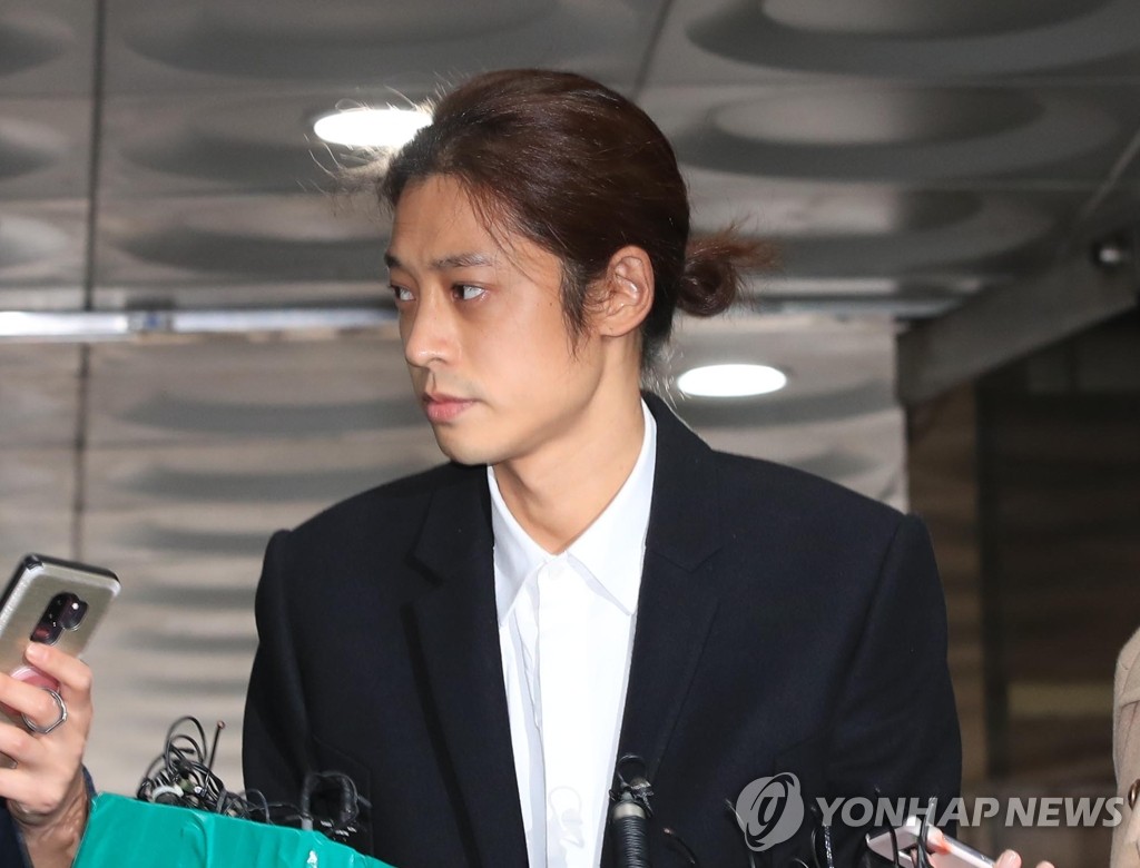 굳은 얼굴의 정준영