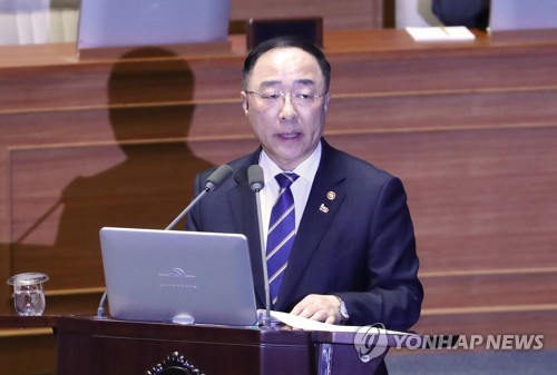 질문에 답변하는 홍남기 부총리 겸 기획재정부 장관