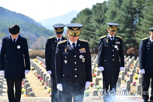경찰묘역 참배하는 조현배 청장