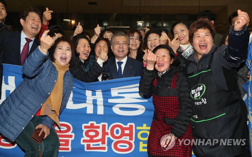 문 대통령, 대구 칠성시장 상인들과 함께