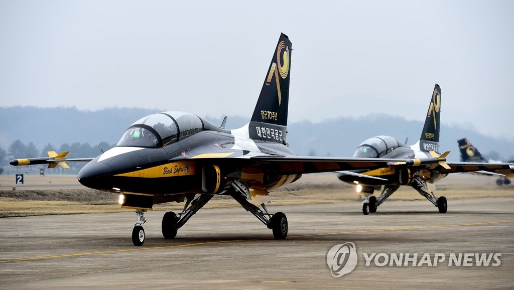 이륙 준비하는 공군 창군 70주년 기념 블랙이글스