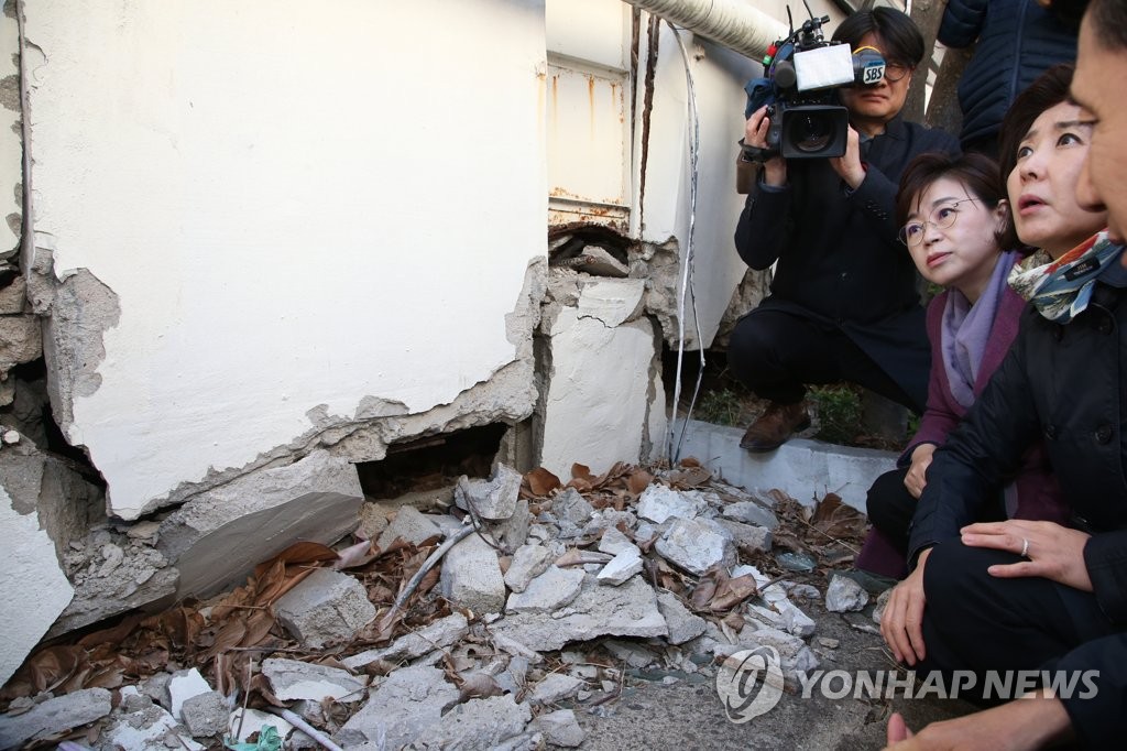 Lawmaker visits quake-hit house in Pohang Lawmaker visits quake-hit house in Pohang
