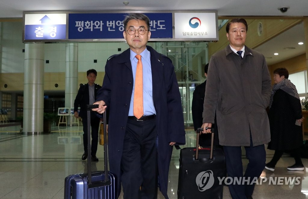 개성으로 향하는 남북공동연락사무소 관계자