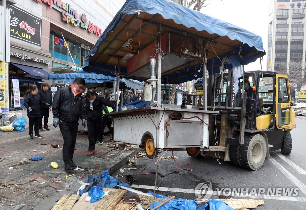 철거되는 영등포역앞 노점