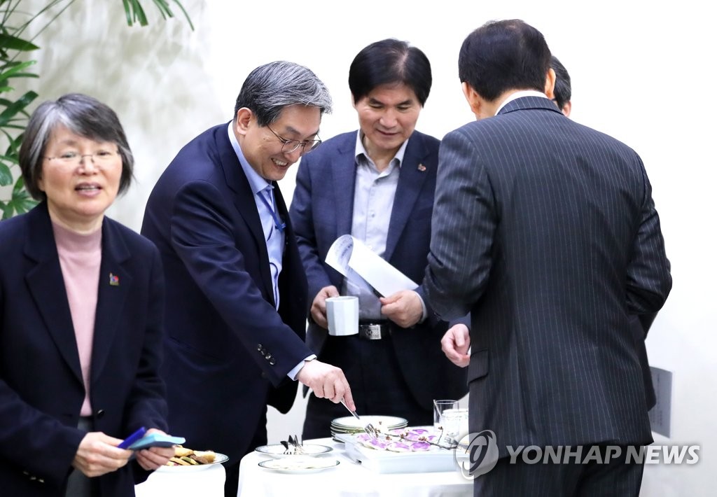 김정숙 여사가 만든 '진달래 화전' 맛보는 수석보좌진
