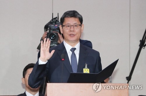 선서하는 김연철 후보자
