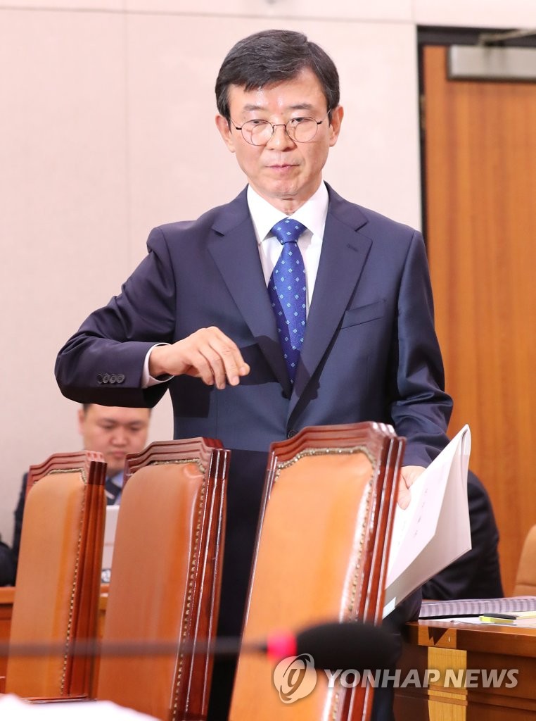 자리로 향하는 문성혁 해수부 장관 후보자