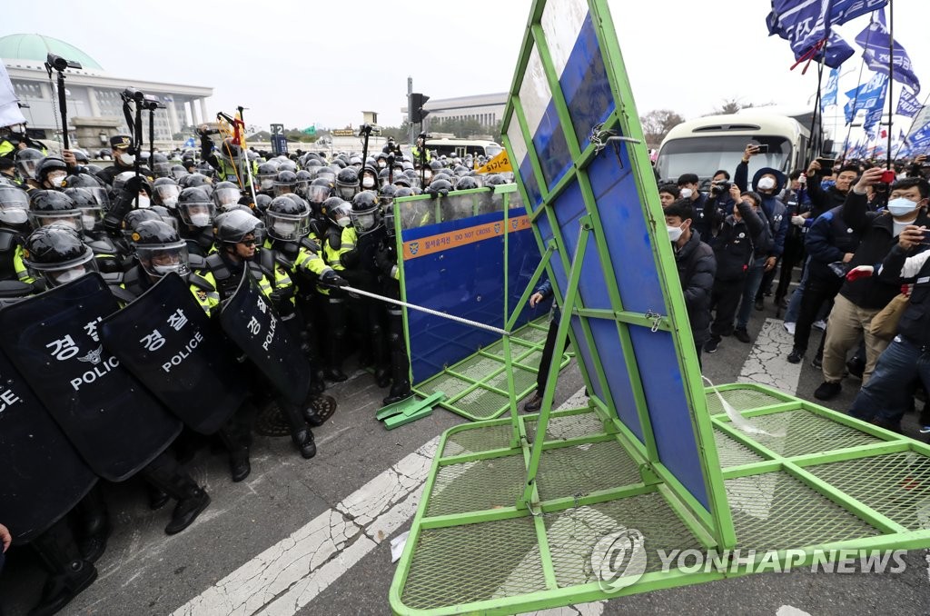 펜스 당기는 참석자들