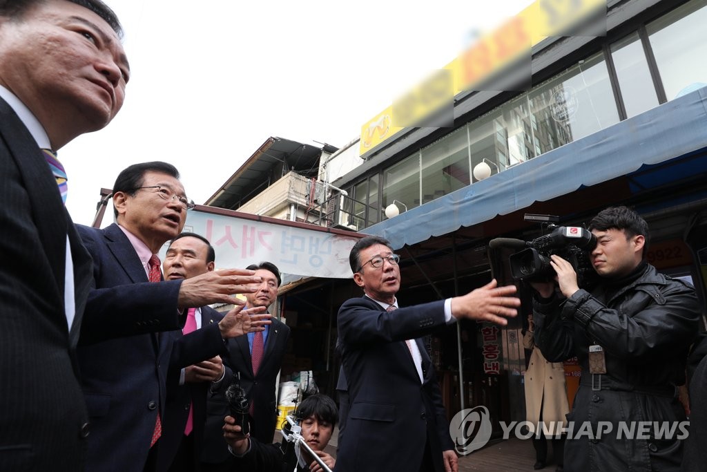 김의겸 대변인 건물 방문한 자유한국당 의원들