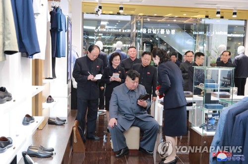 김정은, 개업 앞둔 대성백화점 현지지도