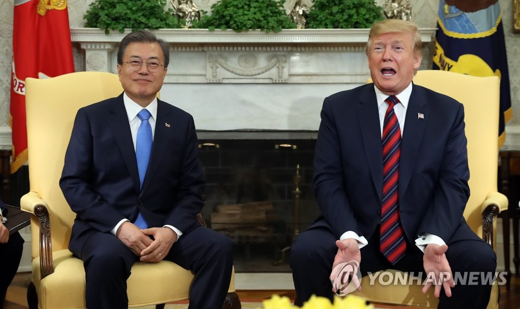 This photo shows South Korean President Moon Jae-in (L) meeting with U.S. President Donald Trump at the White House in Washington on April 11, 2019. (Yonhap)
