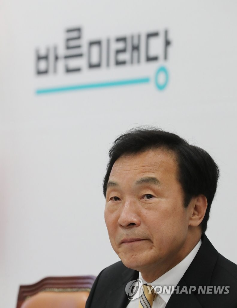 굳은 표정의 손학규 대표