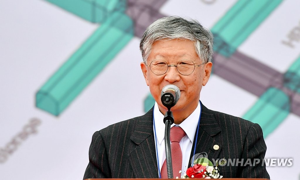 기념사 하는 김두철 기초과학연구원장
