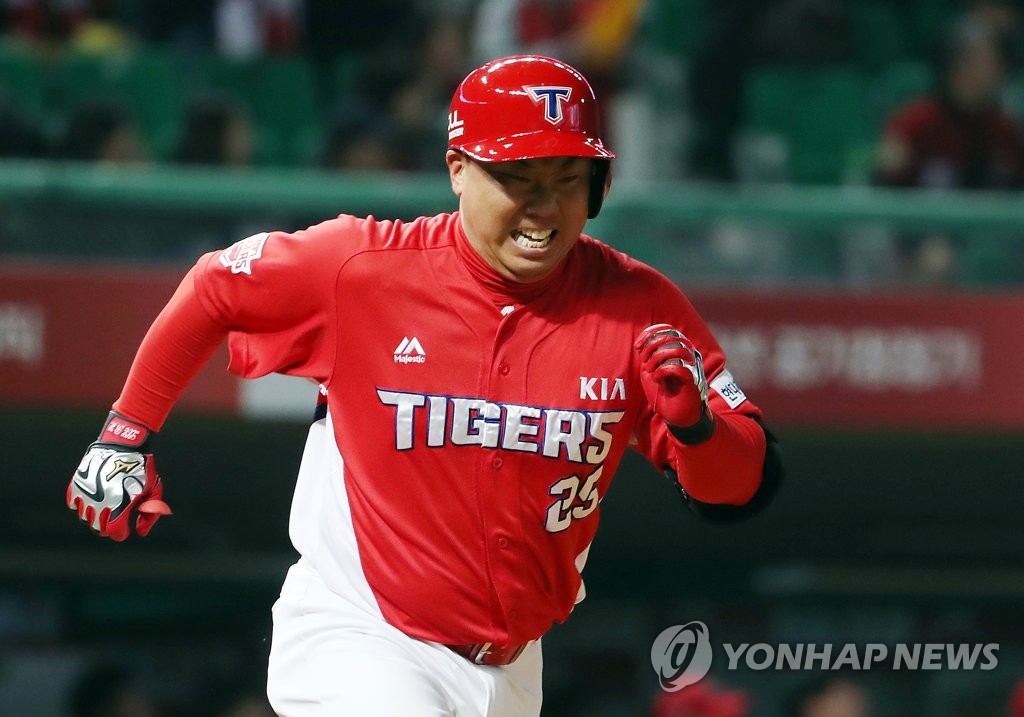 In this file photo from April 12, 2019, Lee Bum-ho of the Kia Tigers heads to first after hitting a double against the SK Wyverns in the top of the seventh inning of a Korea Baseball Organization regular season game at SK Happy Dream Park in Incheon, 40 kilometers west of Seoul. (Yonhap)