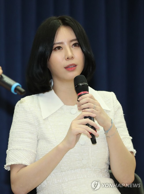 북콘서트에서 인사말하는 윤지오