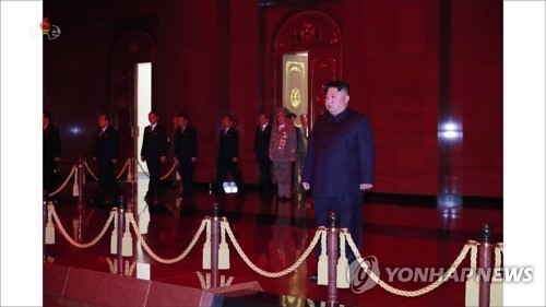 김정은, '태양절' 맞아 금수산태양궁전 방문