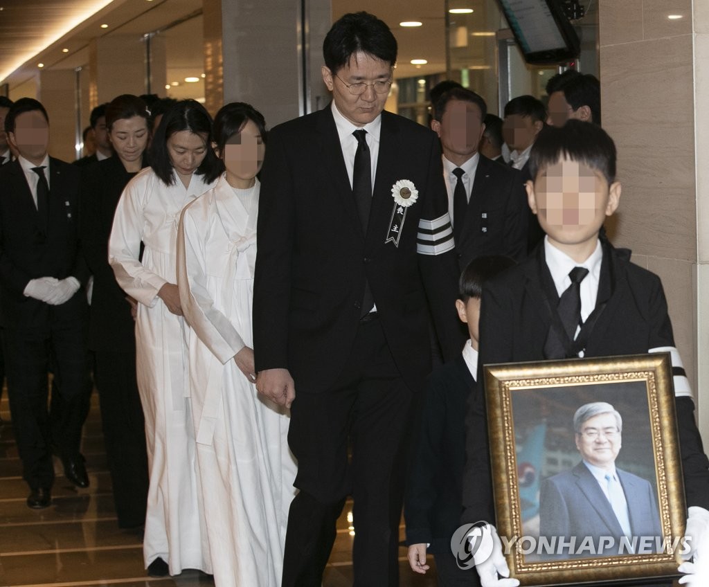Cho Won-tae, président de Korean Air (au centre), dirige le cortège funéraire de son père et défunt patron de Korean Air le 16 avril 2019 à Séoul.