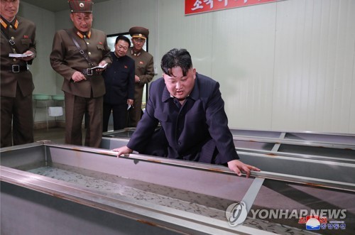 김정은 국무위원장 부부 신창 양어장 방문