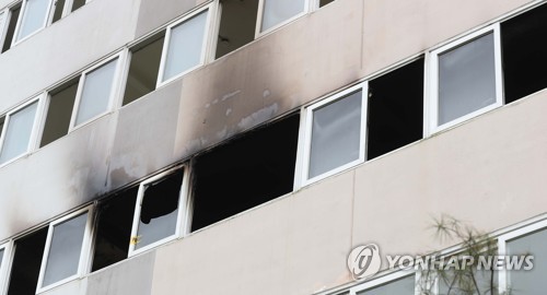 검게 그을린 진주 방화 아파트