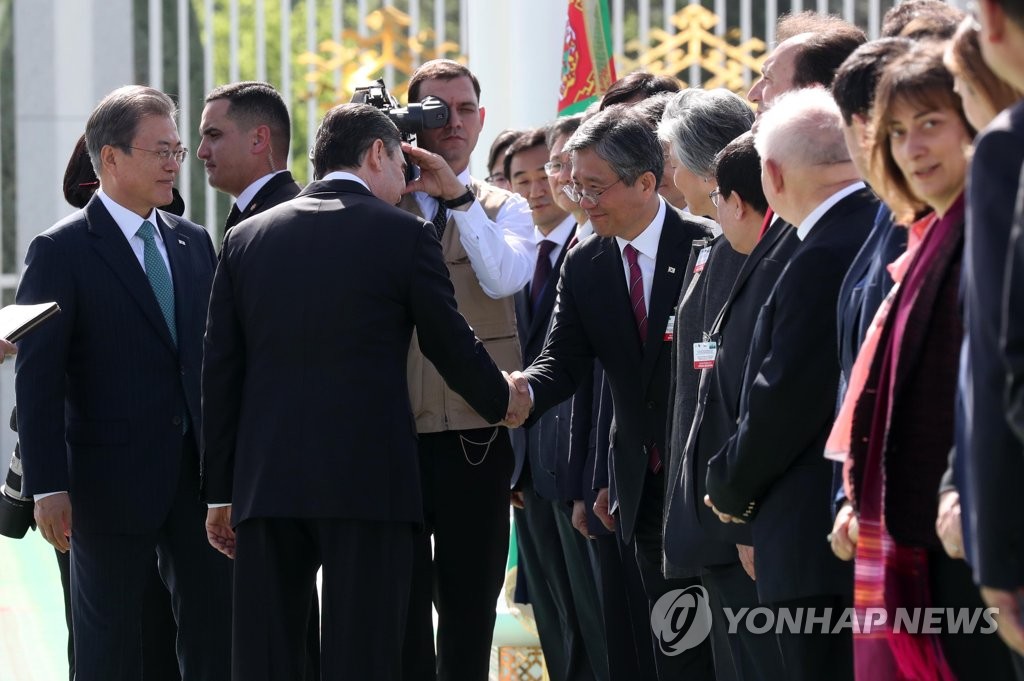 한국 수행 장관들과 인사나누는 투르크메니스탄 대통령