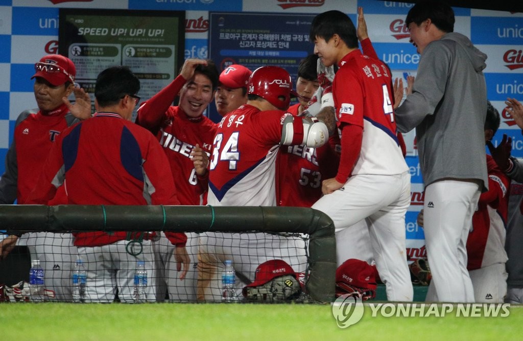 축하 받는 최형우