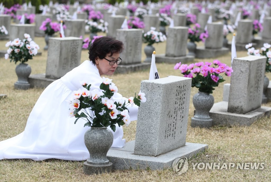 묘비 만지는 유가족