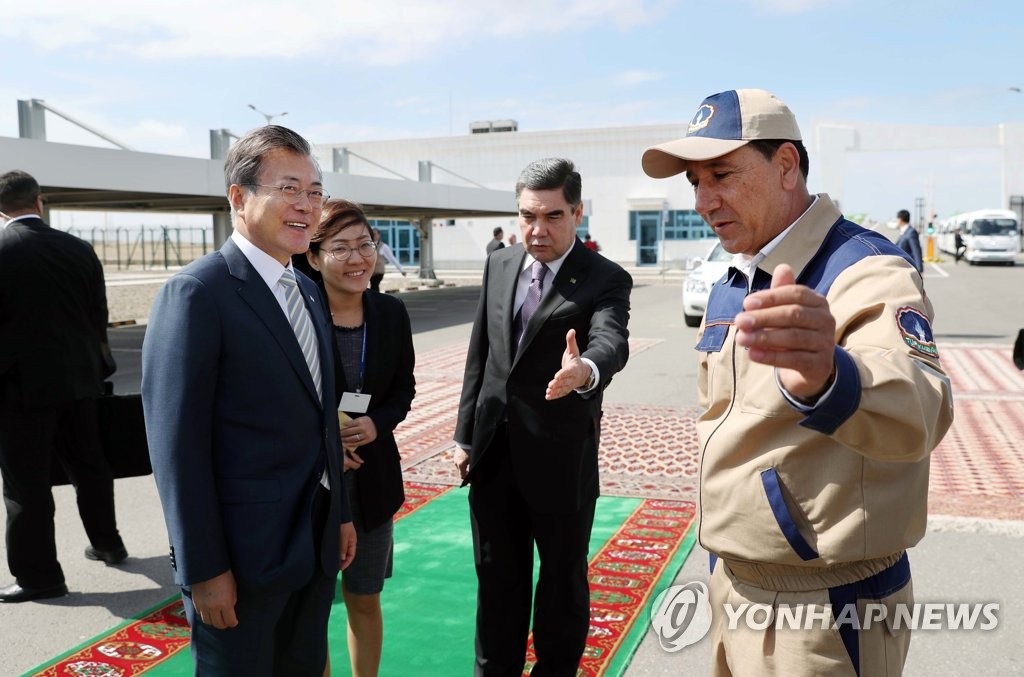 키얀리 가스화학플랜트 방문한 문 대통령과 투르크메니스탄 대통령