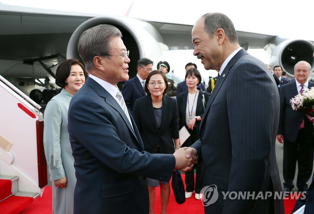 ウズベク首相の出迎え受ける ウズベク首相の出迎え受ける