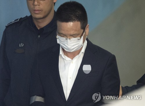 법정 향하는 윤중천 씨