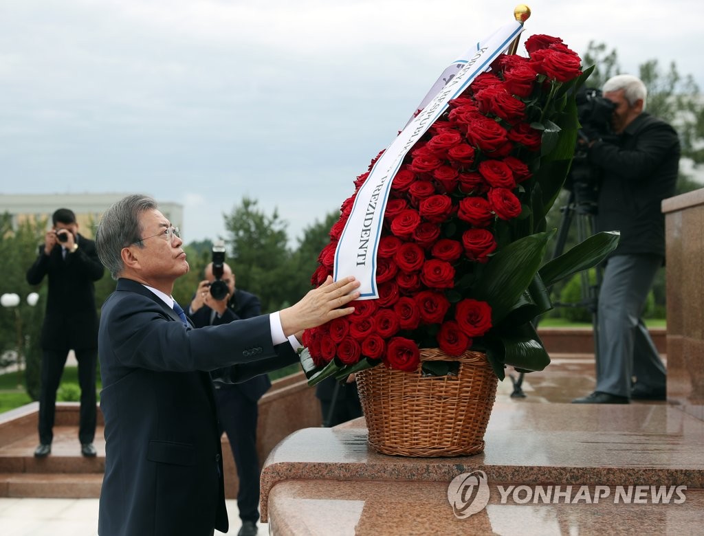 문 대통령, 우즈베크 독립기념비 헌화