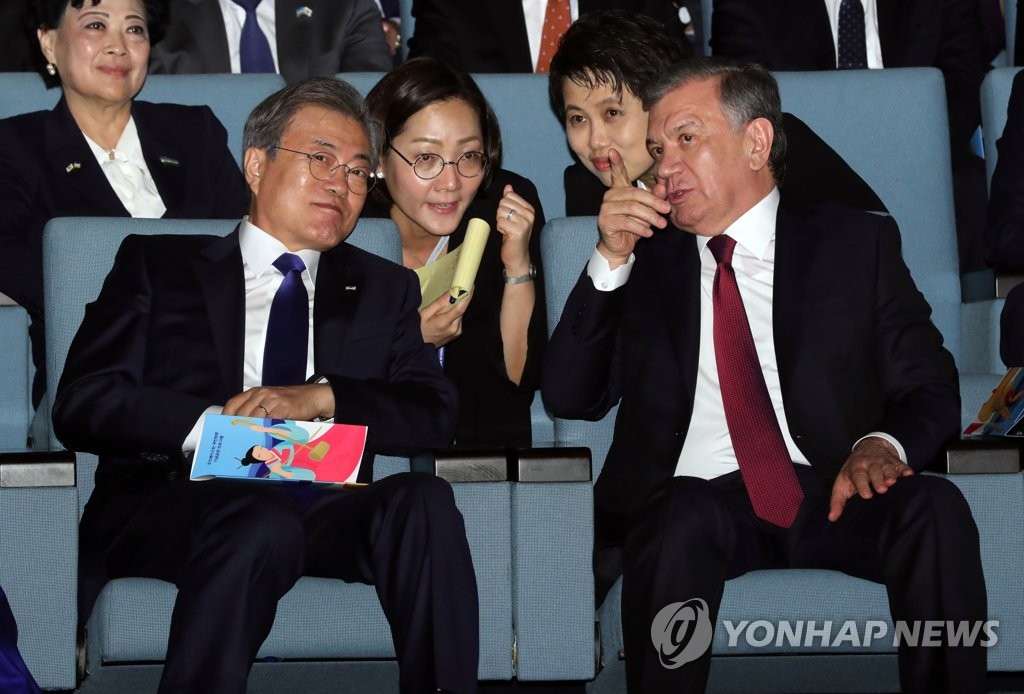 한-우즈베크 문화공연 보며 얘기 나누는 양국 정상
