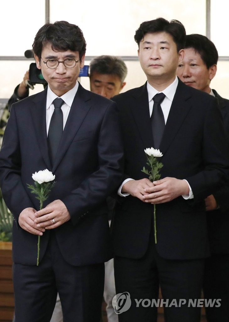 유시민-노건호, 김홍일 전 의원 빈소 조문