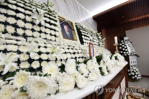 고(故) 김홍일 전 의원 빈소 조문 시작