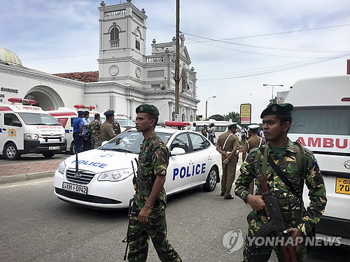 부활절 폭발현장 통제하는 스리랑카 군인들