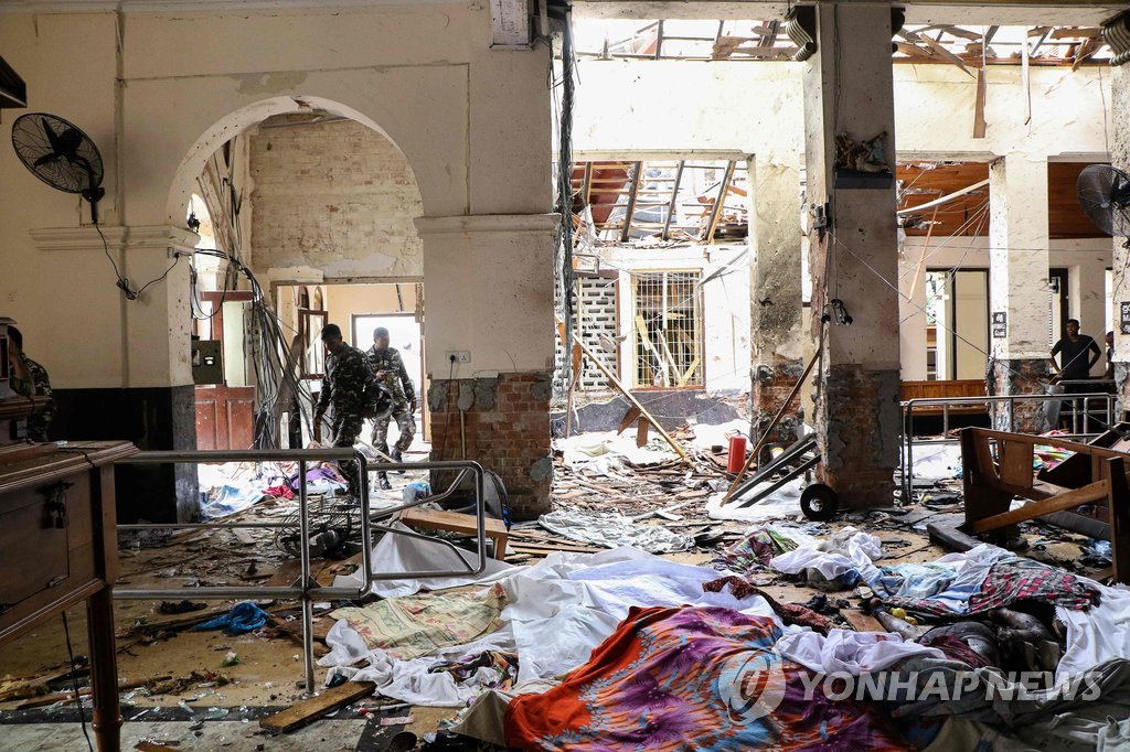 '부활절 폭발'로 처참하게 부서진 스리랑카 교회 내부