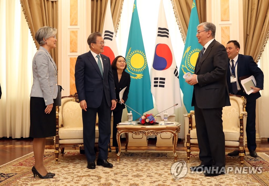 얘기 나누는 한-카자흐스탄 정상과 강경화 외교장관