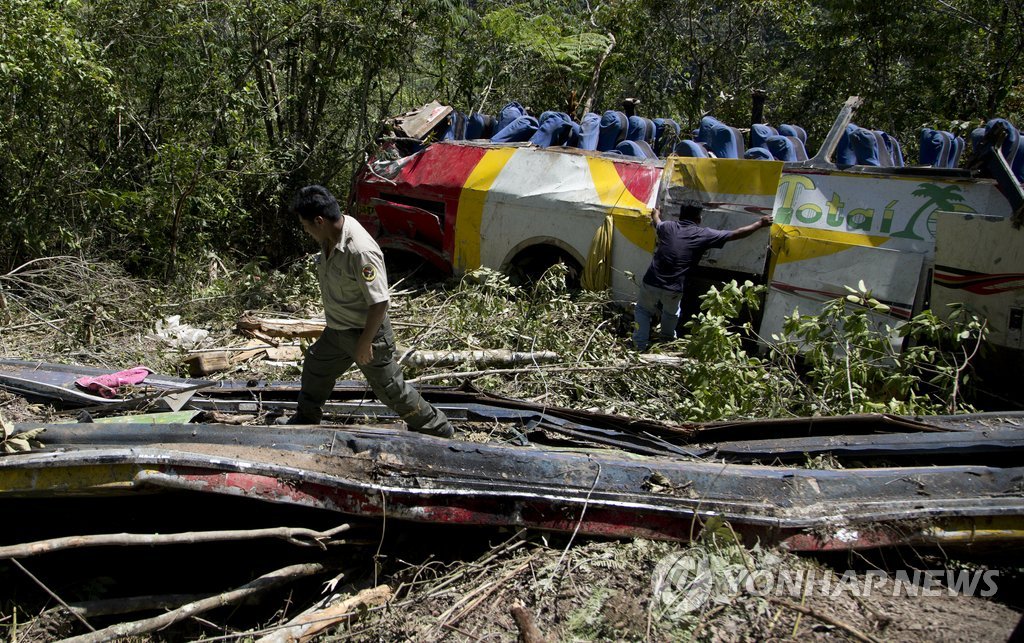 볼리비아서 버스 협곡 아래로 300m 추락…25명 사망