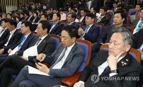 지도부 발언 듣는 민주당 의원들