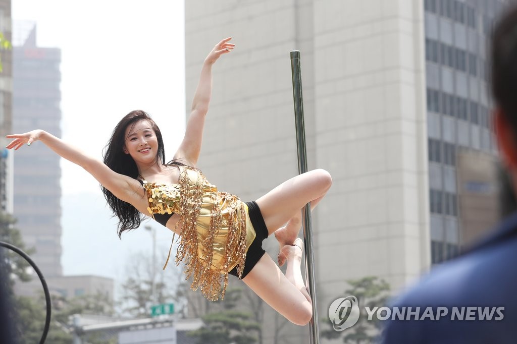 미소까지 고운 폴댄서