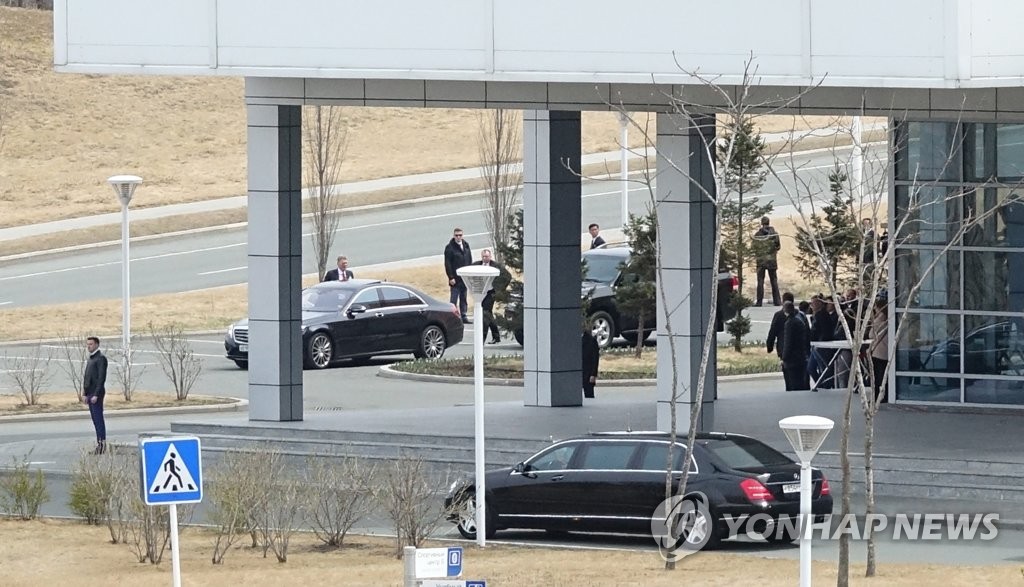 회담장 향하는 푸틴 대통령 차량